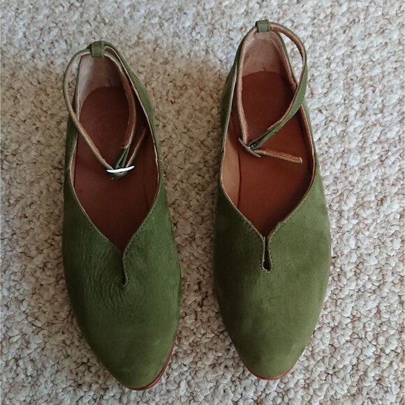 Charleston Shoe Co Suede Ballet ankle closure Flat in green Size 8 - Picture 2 of 12